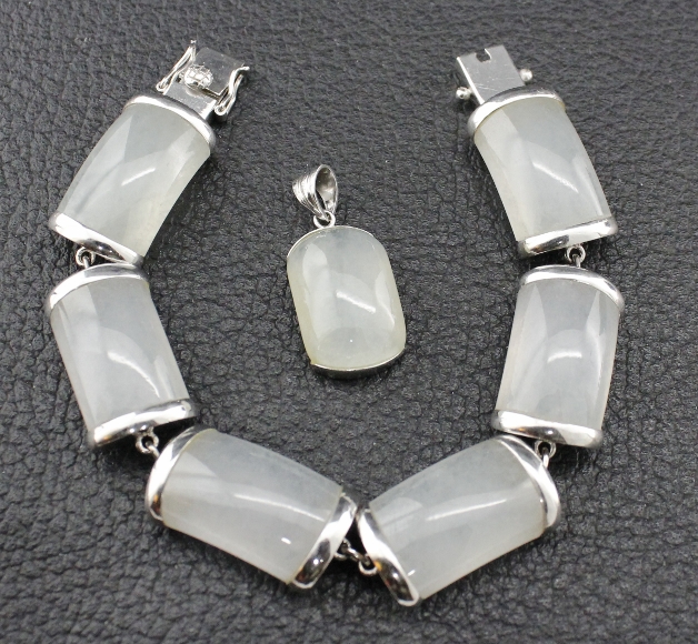 (image for) A 18K WHITE GOLD NATURAL JADEITIES (TYPE A) BRACELET & PENDENT / CERT